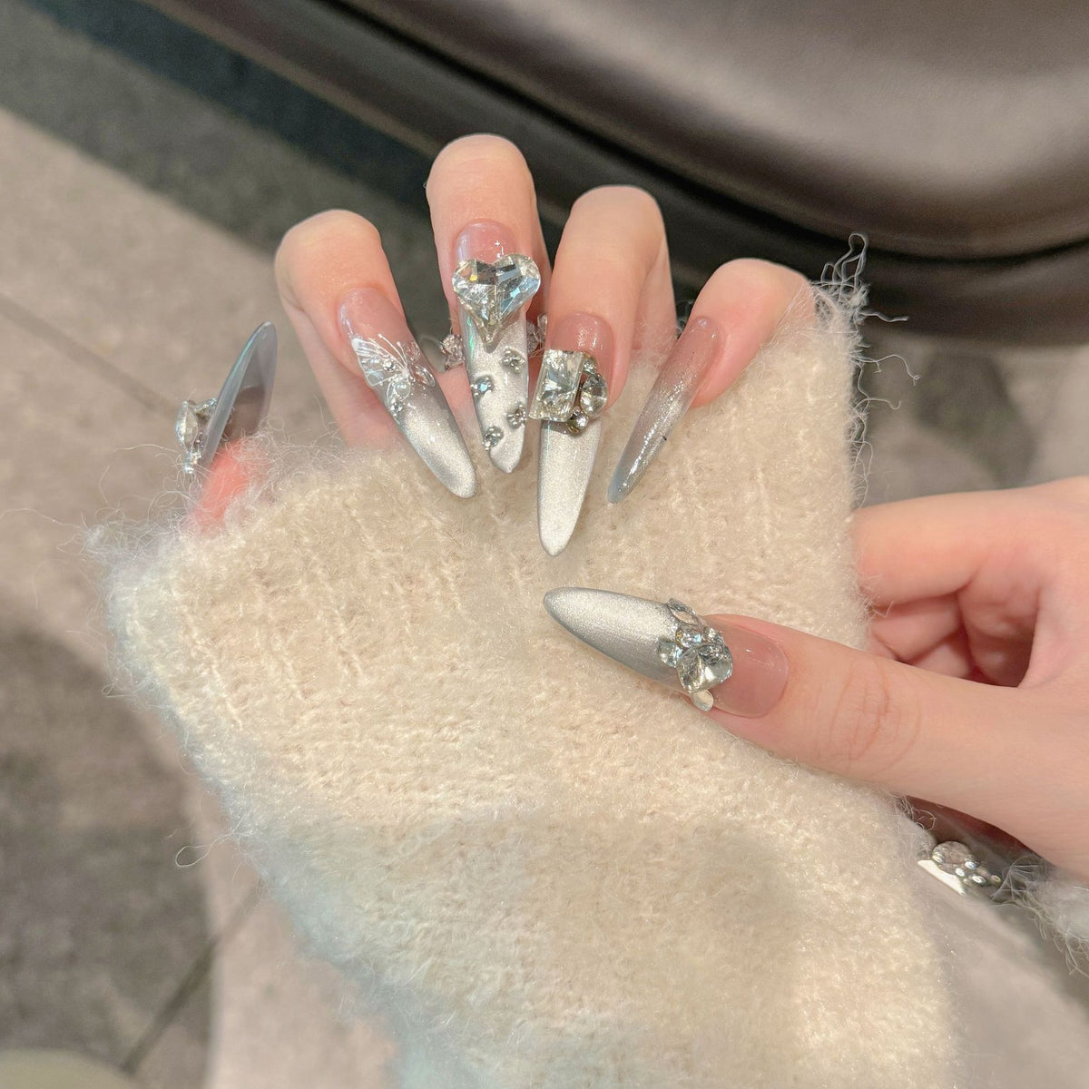 Dekorative Stiletto Press-On Nagelkunst Set mit Strassakzenten