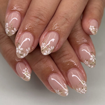 Kunstvolle Nagelkunst mit Floral-Design und Glitzerakzenten Brehn