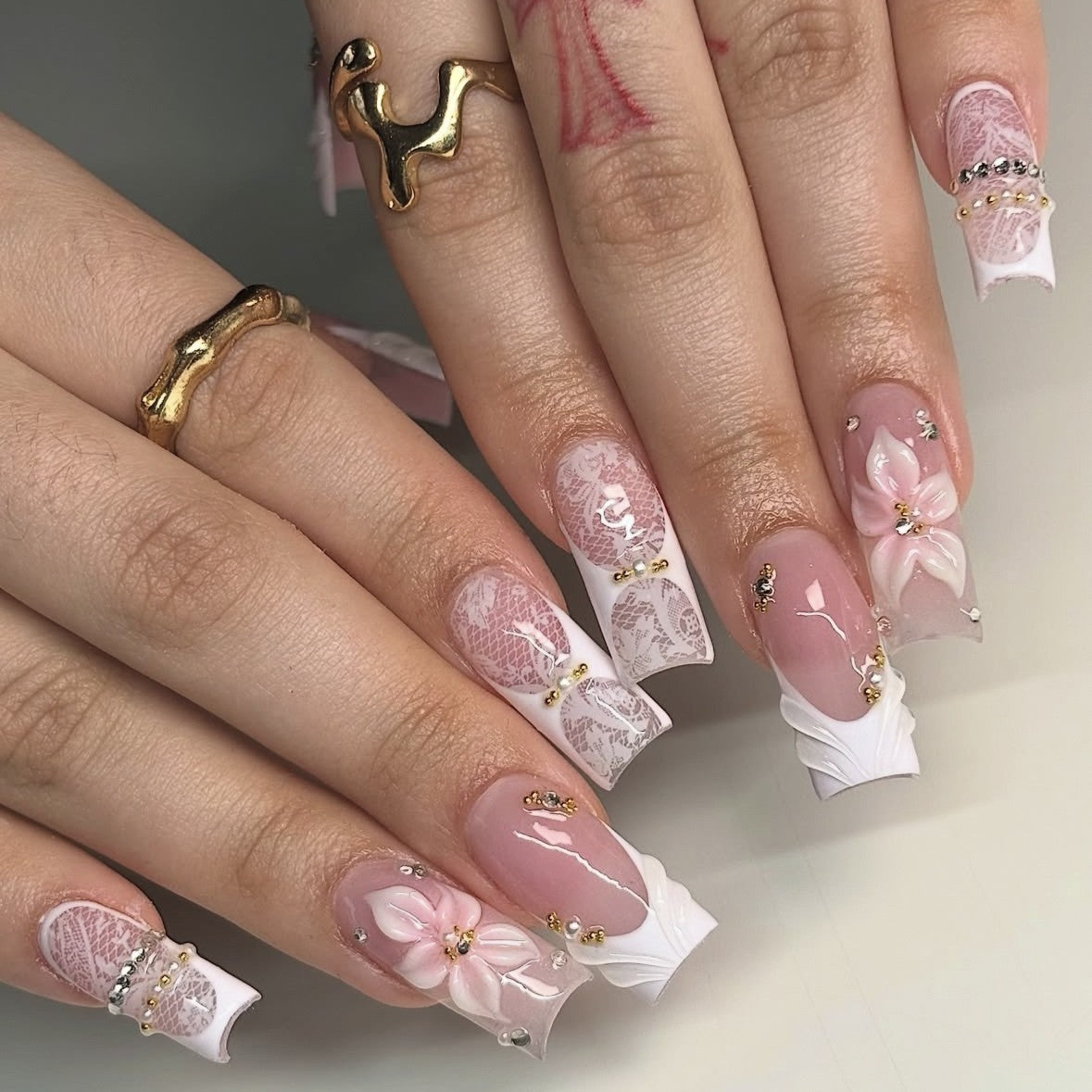 Elegante florale Spitzen-Design Press-On Nagel Tipps Brehn