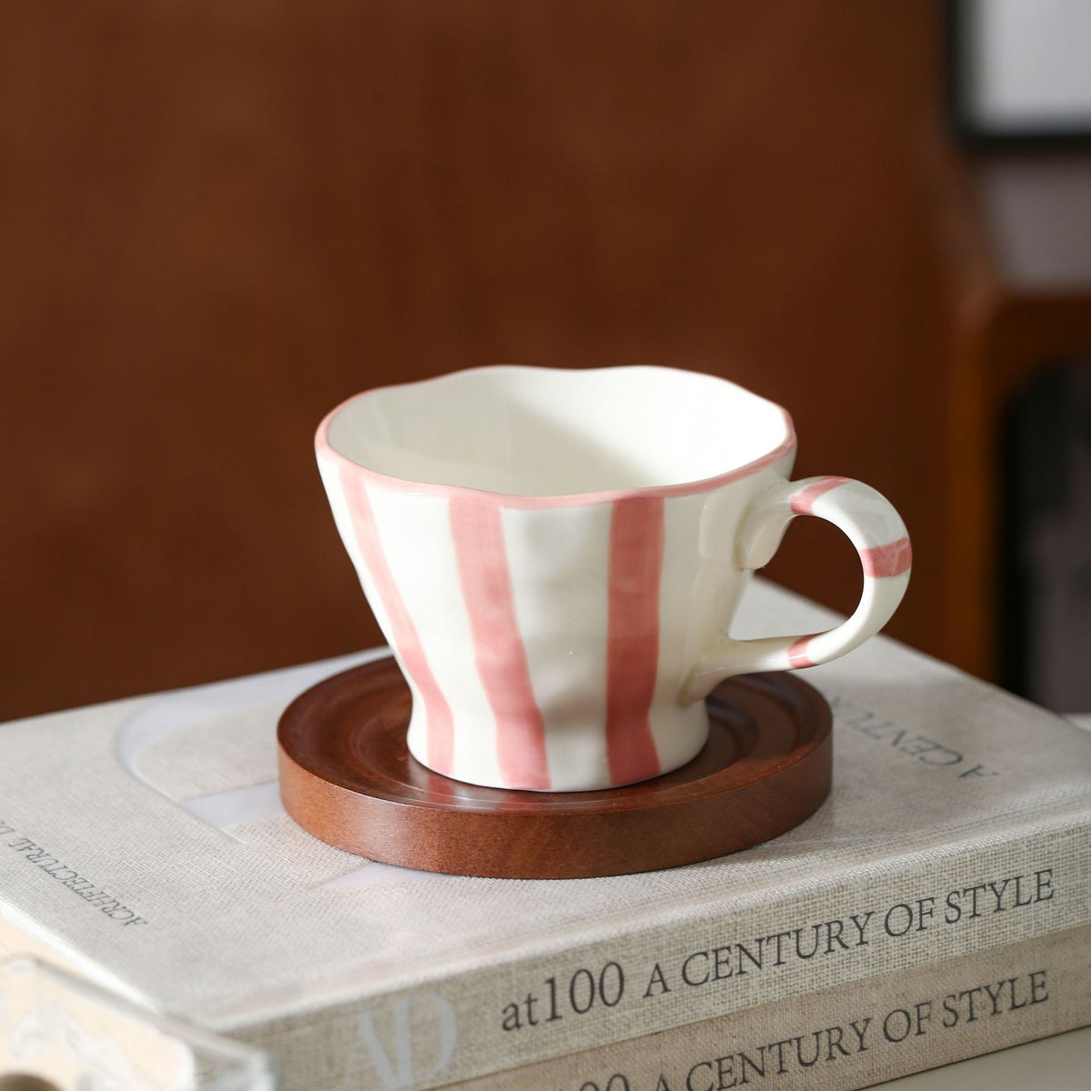 Skulpturale Keramik-Kaffeetasse mit geschwungenem Rand und markantem Streifendekor