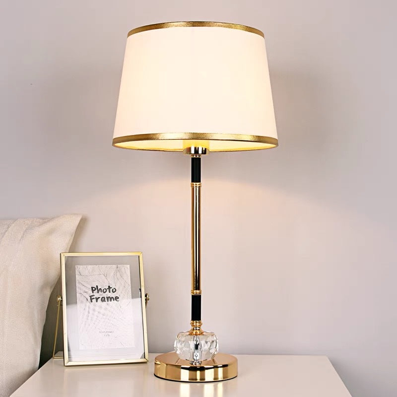 Elegante schwarze und goldene Tischlampe