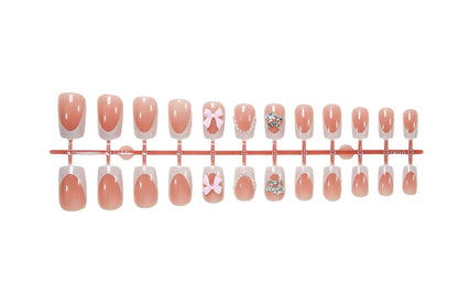 Kunstnagelset mit eleganten 3D-Blumen und Glitzerakzenten Brehn