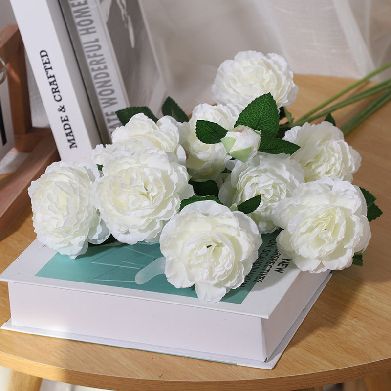 Lebensechtes dekoratives Blumenarrangement