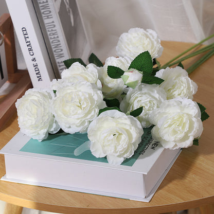 Lebensechtes dekoratives Blumenarrangement