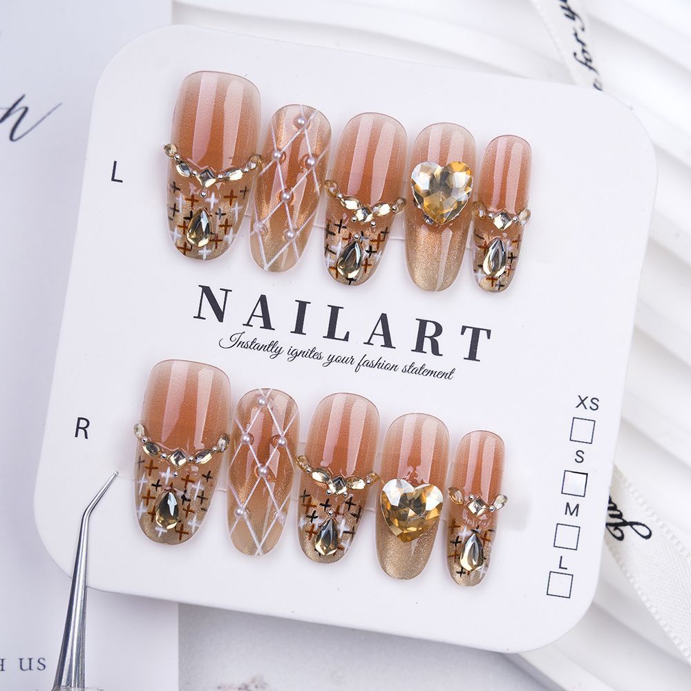 Dekoratives Press-On Nail Set mit Edelsteinakzenten Brehn