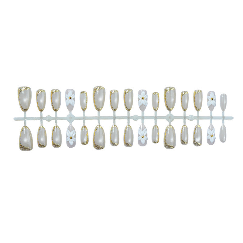 Elegantes Press-On-Nail-Art-Set mit floralen und goldenen Akzenten Brehn