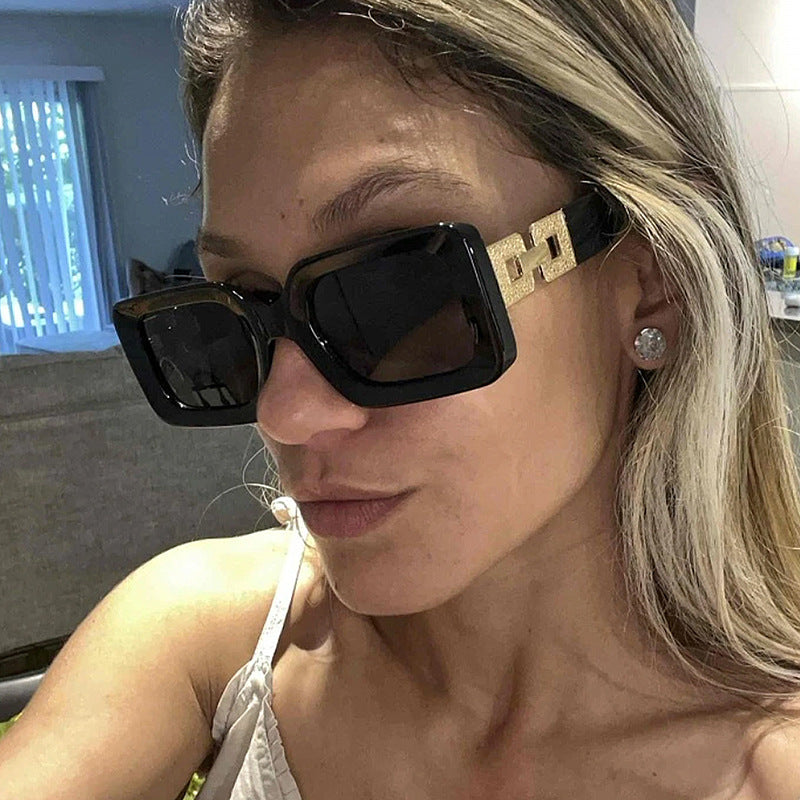 Damen modische Sonnenbrille im eleganten quadratischen Design mit luxuriösen goldenen Akzenten Brehn