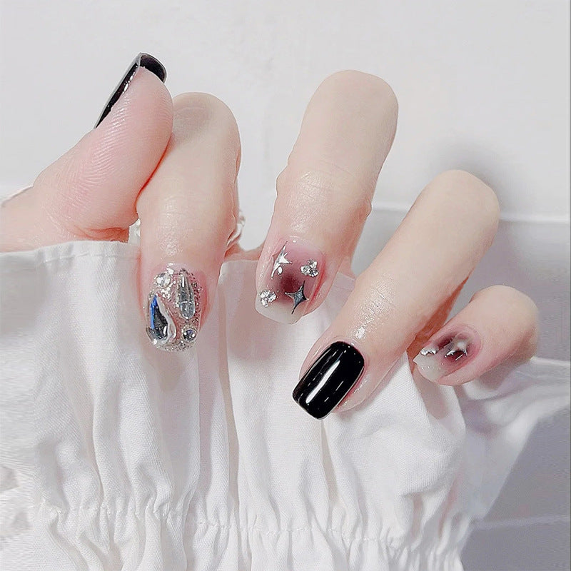 Kunstnagelset mit glamourösen Glitzer- und Kristallverzierungen Brehn