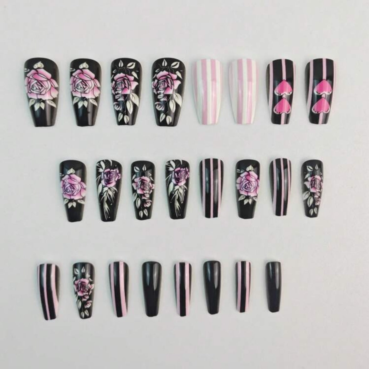 Kunstnagelset mit romantischen Rosen- und Herzmotiven Brehn