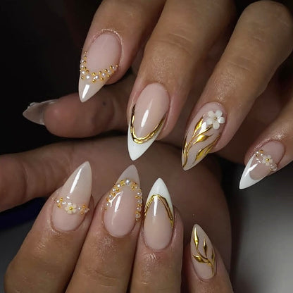 Kunstnagelset mit eleganten Goldakzenten und floralen Designs Brehn
