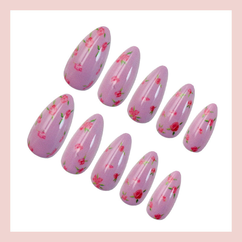Kunstnagelset mit elegantem French-Tipp und schimmernden Akzenten Brehn
