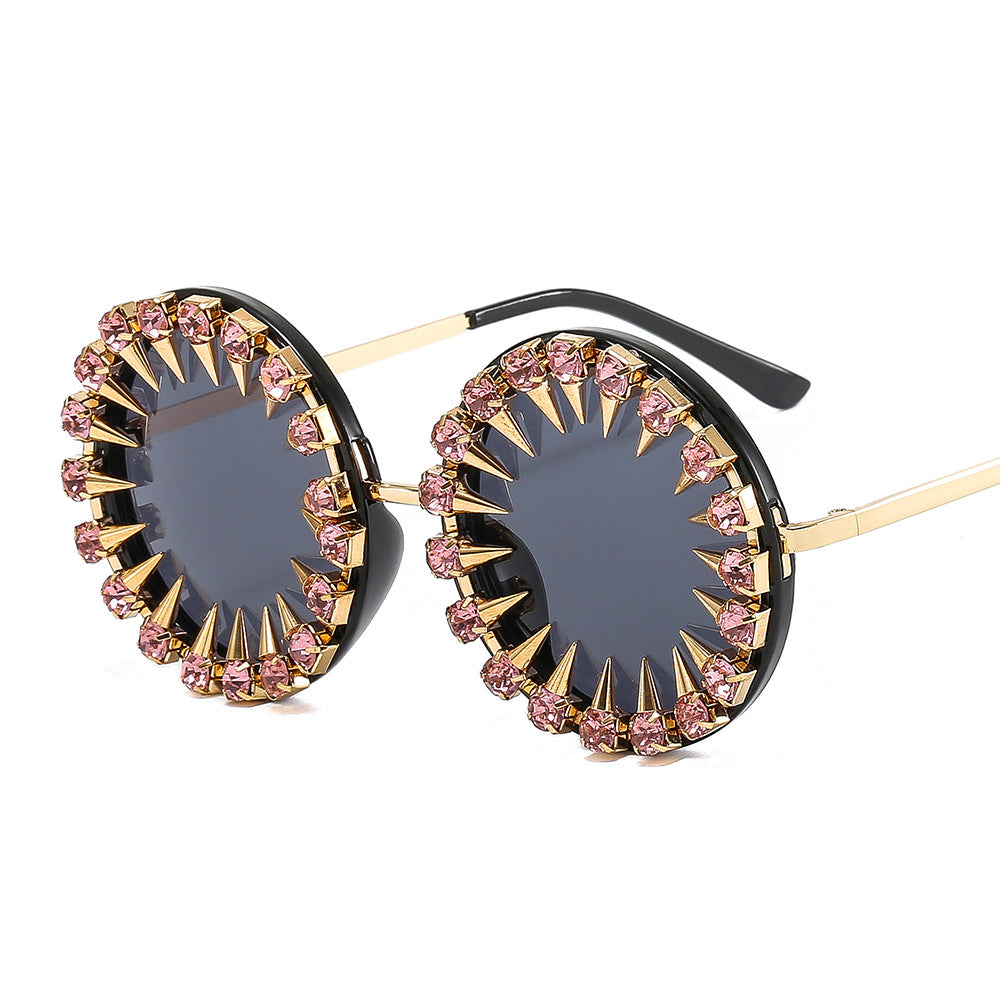 Damen kreative und auffällige Sonnenbrille mit Spikes und Strassdetails Brehn