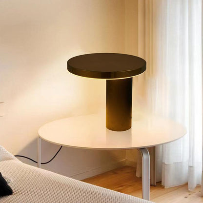 Minimalistische Tischlampe mit metallic Akzent