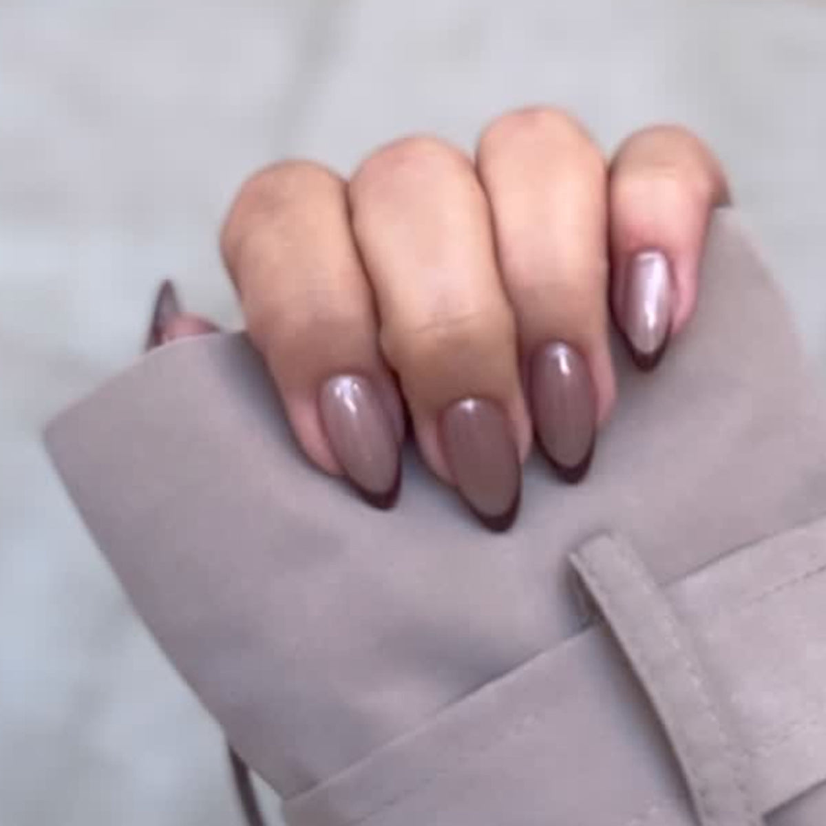 Künstliche Nagelkunst mit elegantem French-Tip Brehn