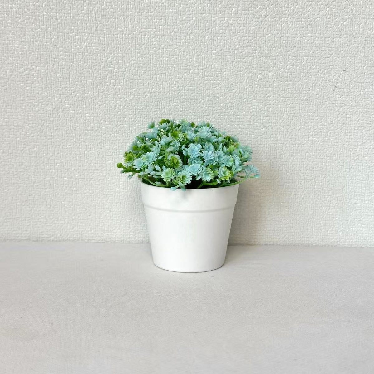 Miniatur Arrangement mit künstlichen Blumen im Topf