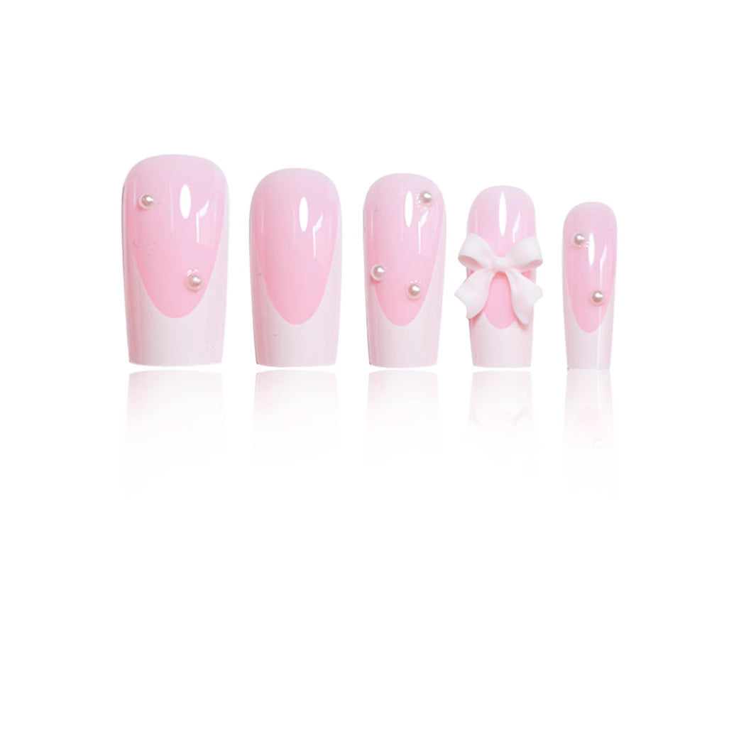 Dekorative Presse-Nagelkunst mit Schleifendetails Brehn