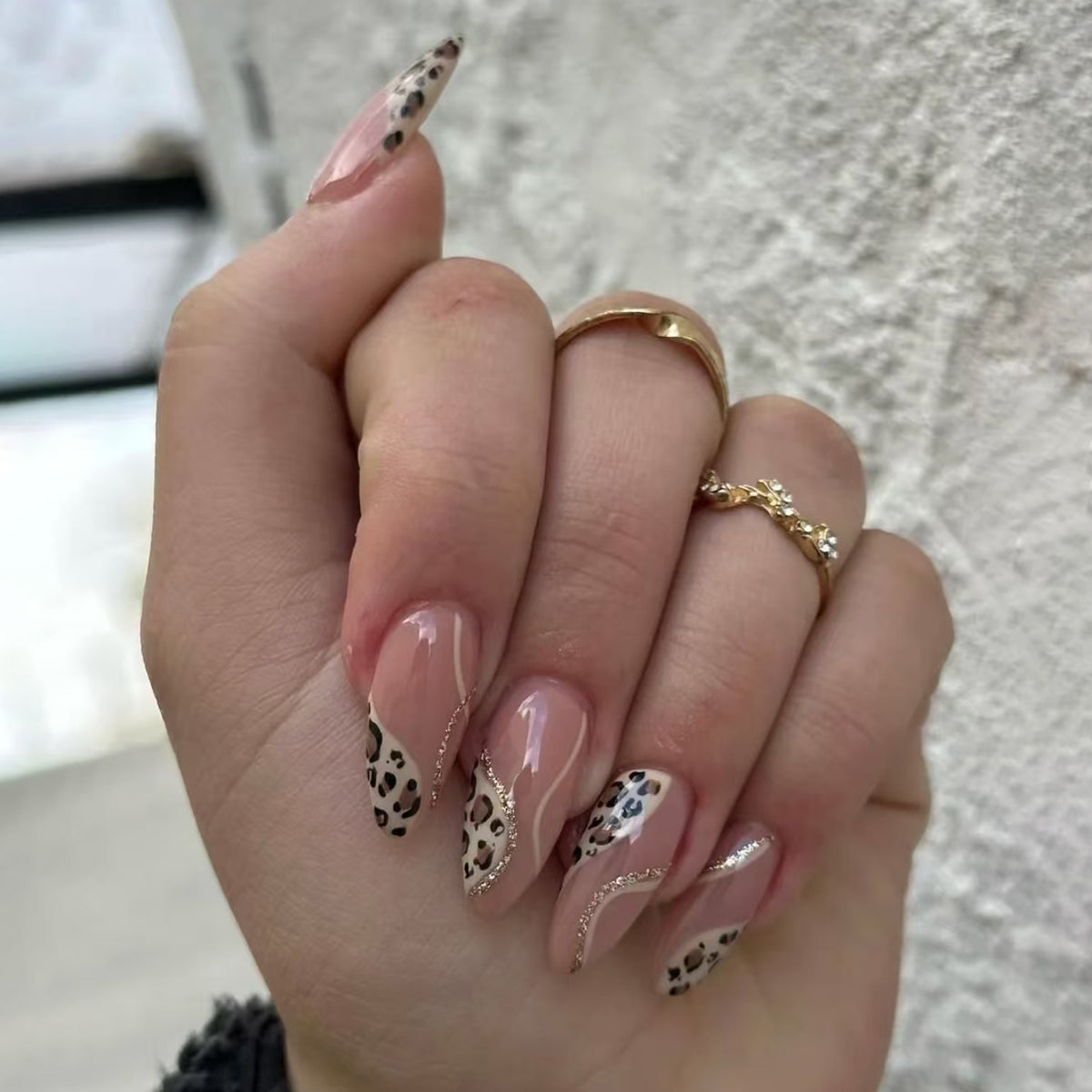 Künstlerisches Leopardenmuster-Nail Design