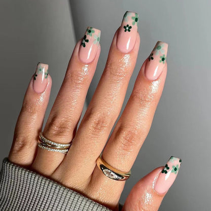 Kunstvolle Nagelverlängerungen mit Floralem Design Brehn