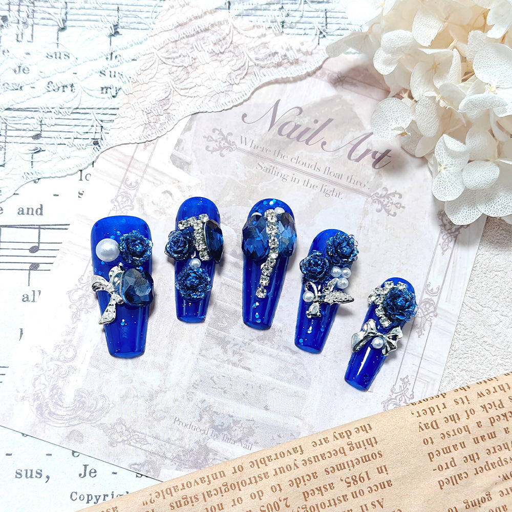 Glamouröse Nagelkunst mit Kristall- und Perlenakzenten Brehn
