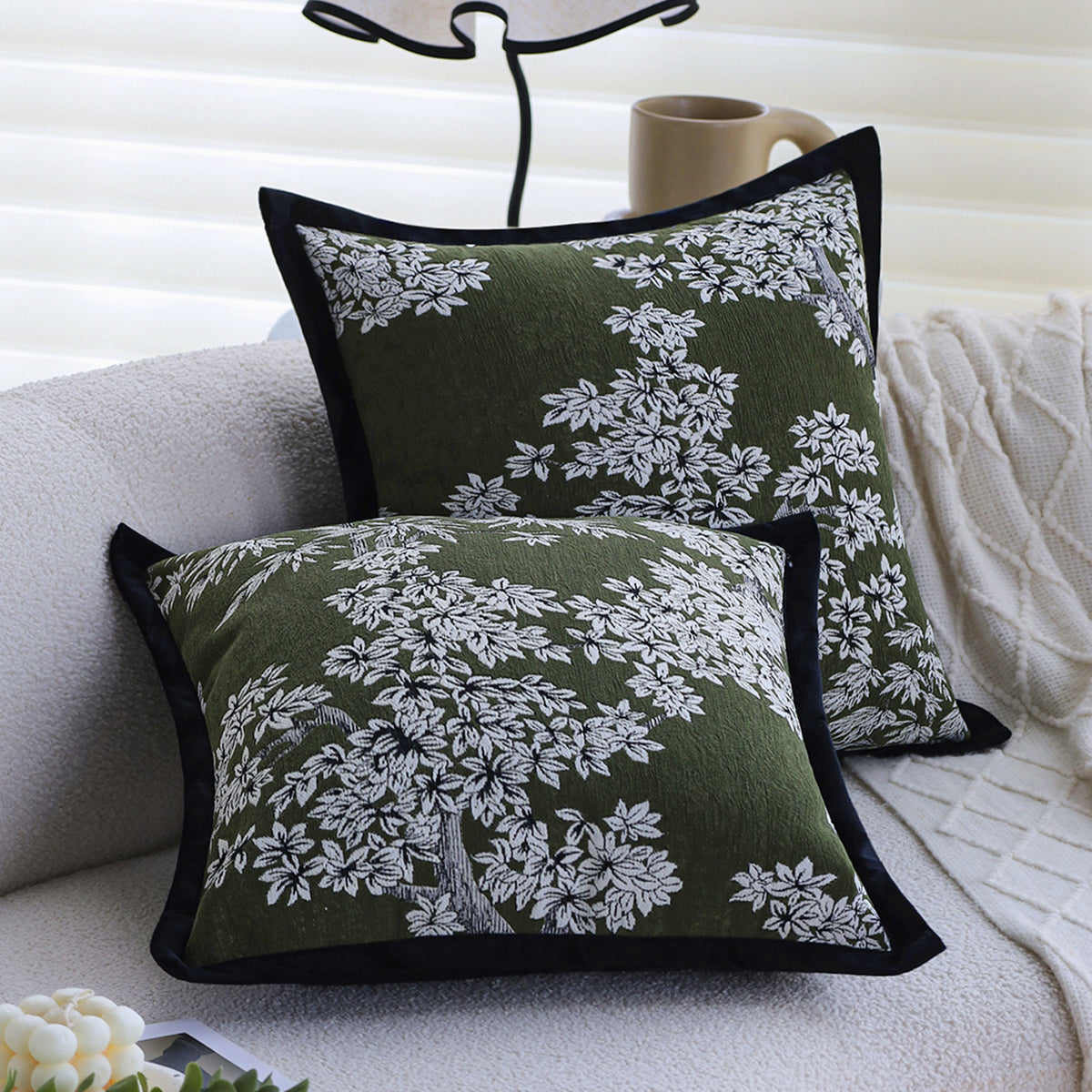 Quadratischer Jacquard-Kissenbezug mit orientalisch inspiriertem Blumenrelief und kontrastierender Keder Brehn