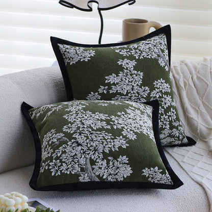 Quadratischer Jacquard-Kissenbezug mit orientalisch inspiriertem Blumenrelief und kontrastierender Keder Brehn