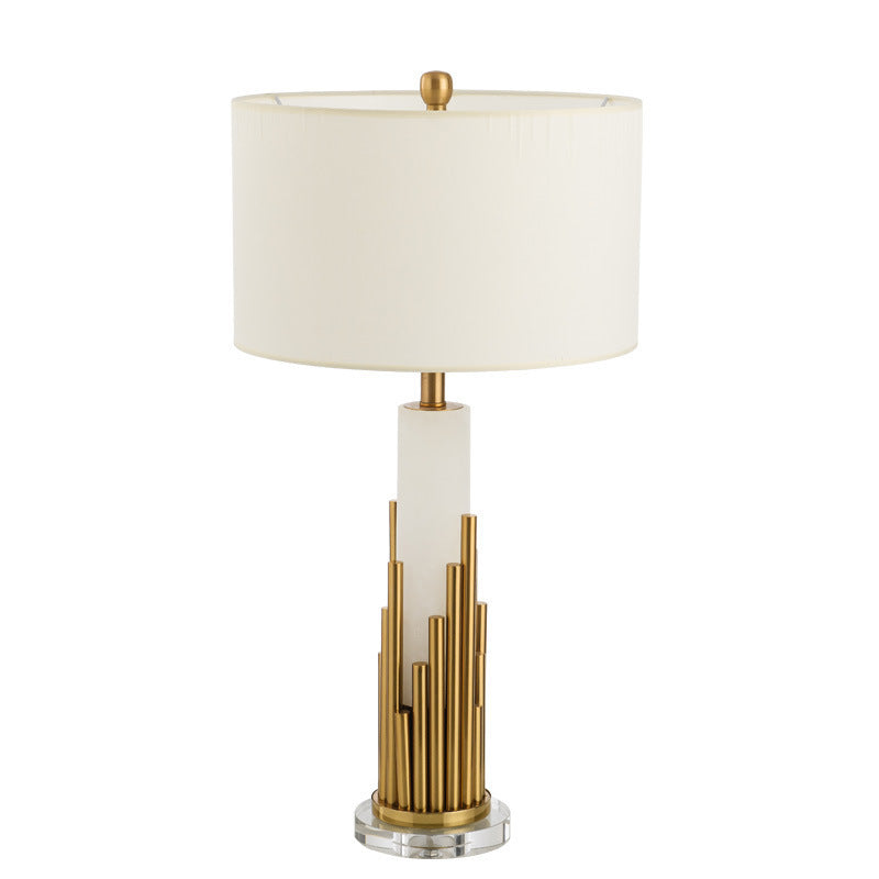 Moderne dekorative Tischlampe mit skulpturalem Messingdesign