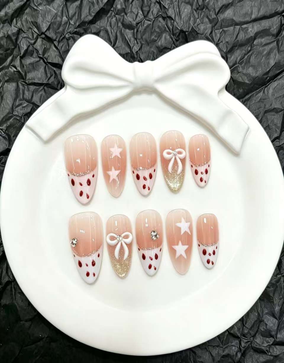 Dekoratives Press-On Nagelkunst-Set mit floralen und verspielten Designs