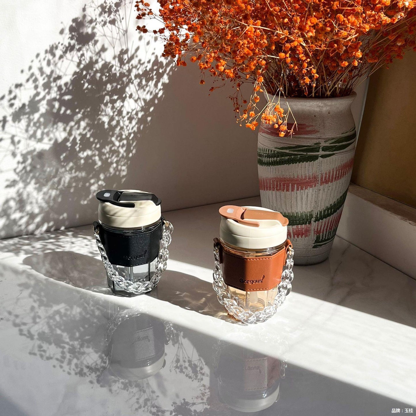 Damen Trinkbecher mit elegantem Ledergriff und praktischer Tragekette Brehn