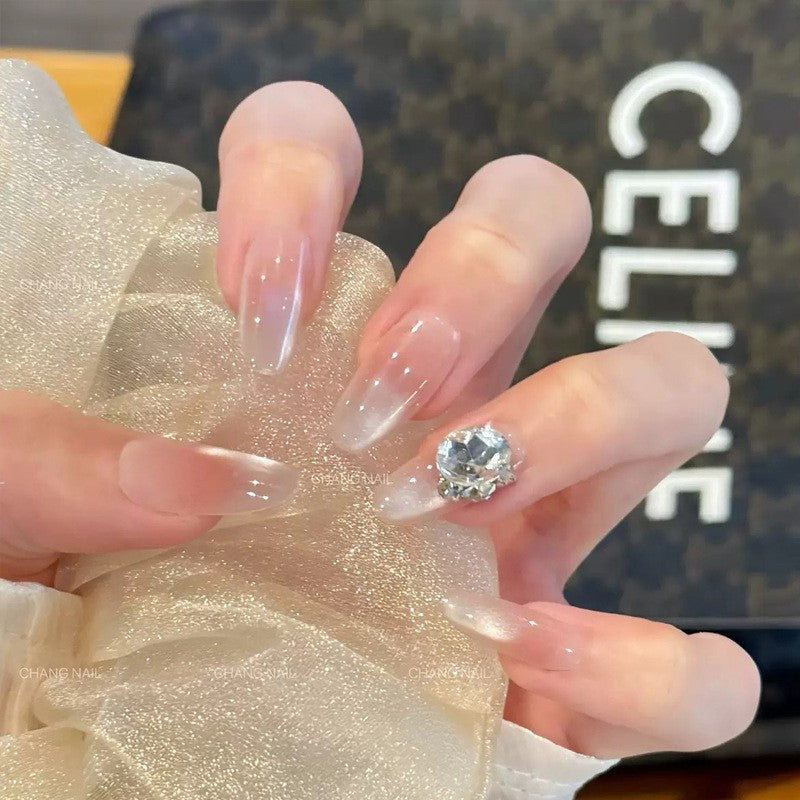 Kunstnagelset mit edlen Spitzen und Kristallakzenten Brehn