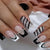 Kunstnagelset mit glamourösen Glitzer- und Streifendesigns Brehn
