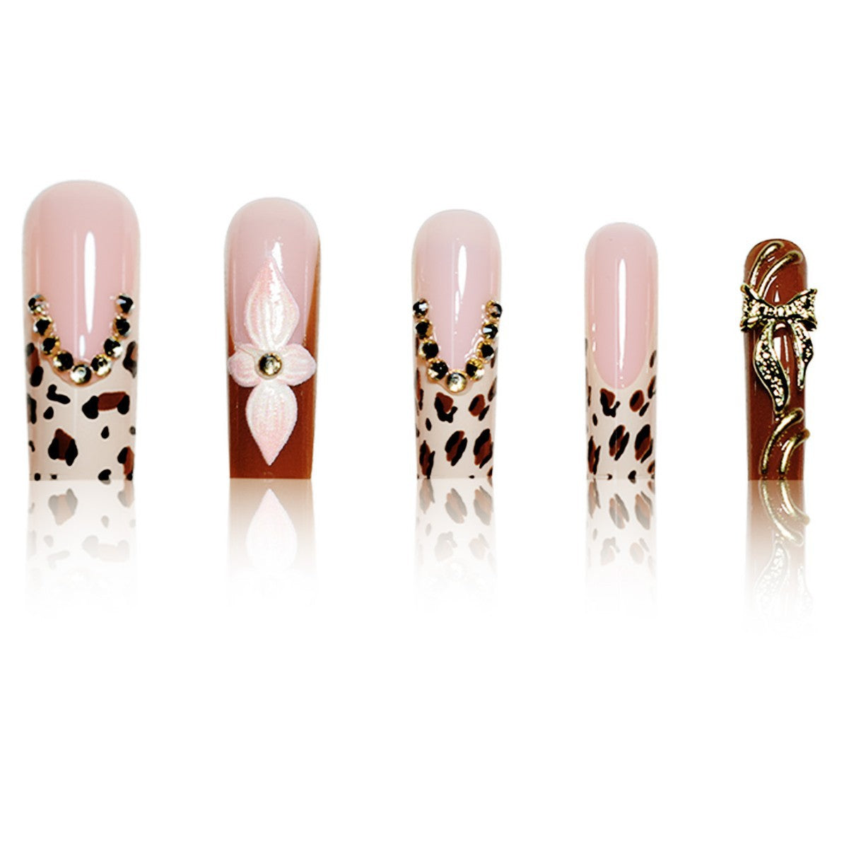 Künstlerische Lange Press-On-Nagelverlängerungen mit elegantem floralen Design Brehn