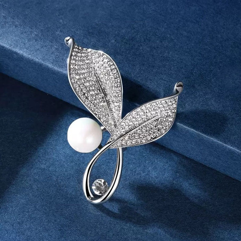 Elegante und Glamouröse Brosche mit Perlen und Kristallen Brehn