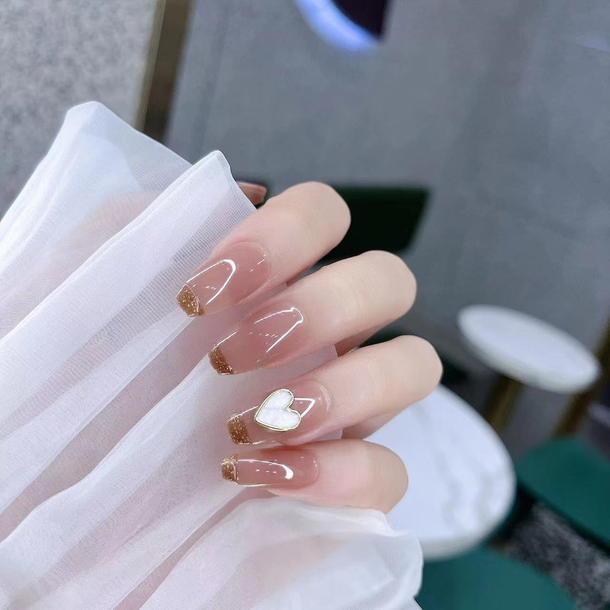 Dekoratives Press-On Nail Set mit Herzdesign Brehn
