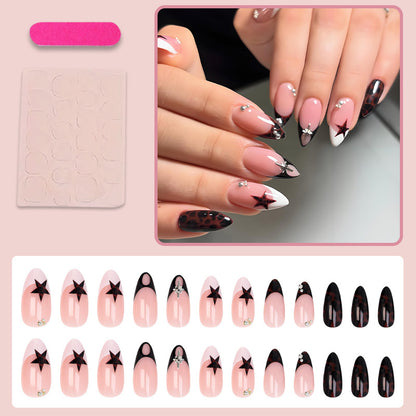 Kunstnagelset mit kreativen Sternenmotiven und Glitzerakzenten Brehn