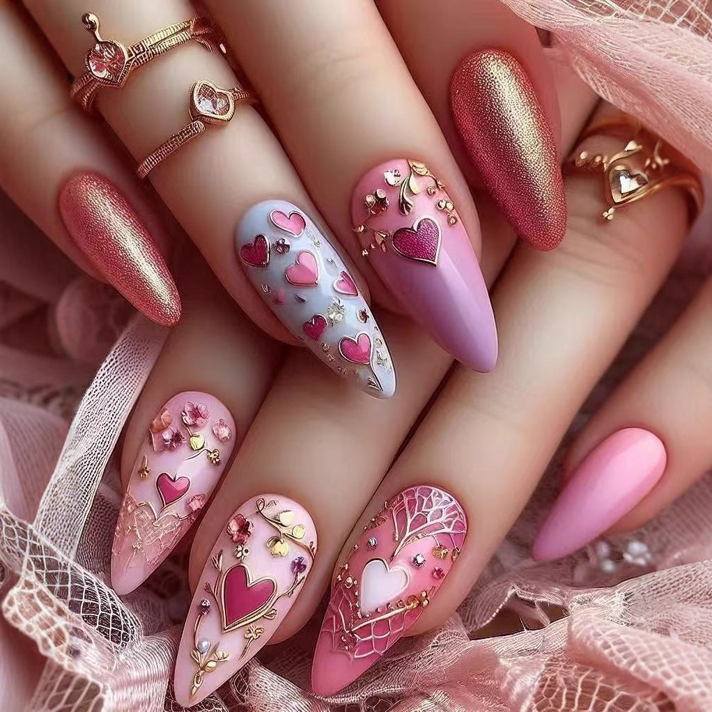Kunstnagelset mit romantischen Herz- und Floralverzierungen Brehn