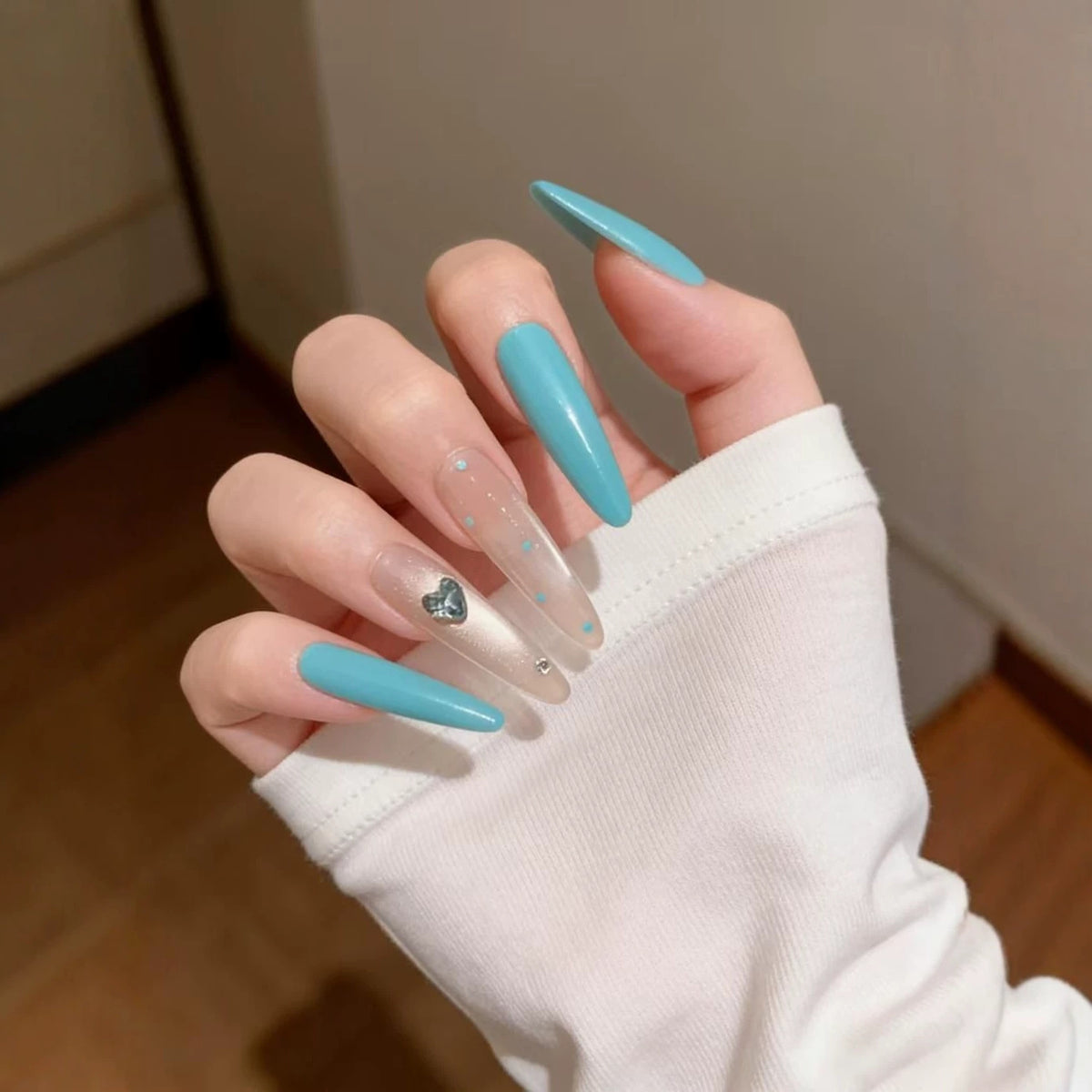 Stiletto-Nagelkunstverlängerungen mit Herzakzenten