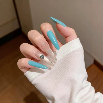 Stiletto-Nagelkunstverlängerungen mit Herzakzenten