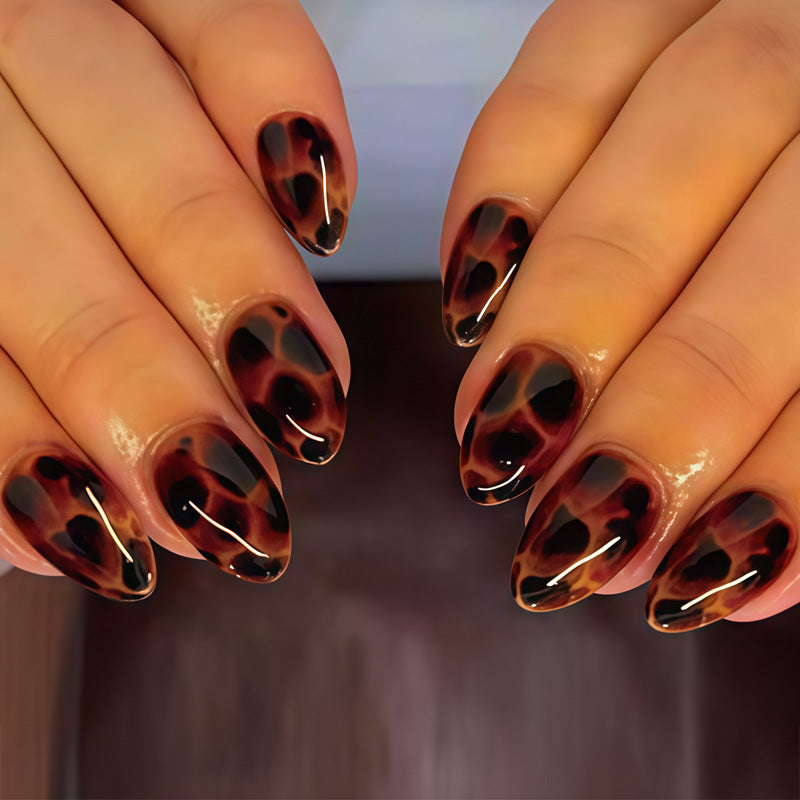 Glänzende Stiletto-Nagelspitzen mit Leopardenmuster-Design Brehn