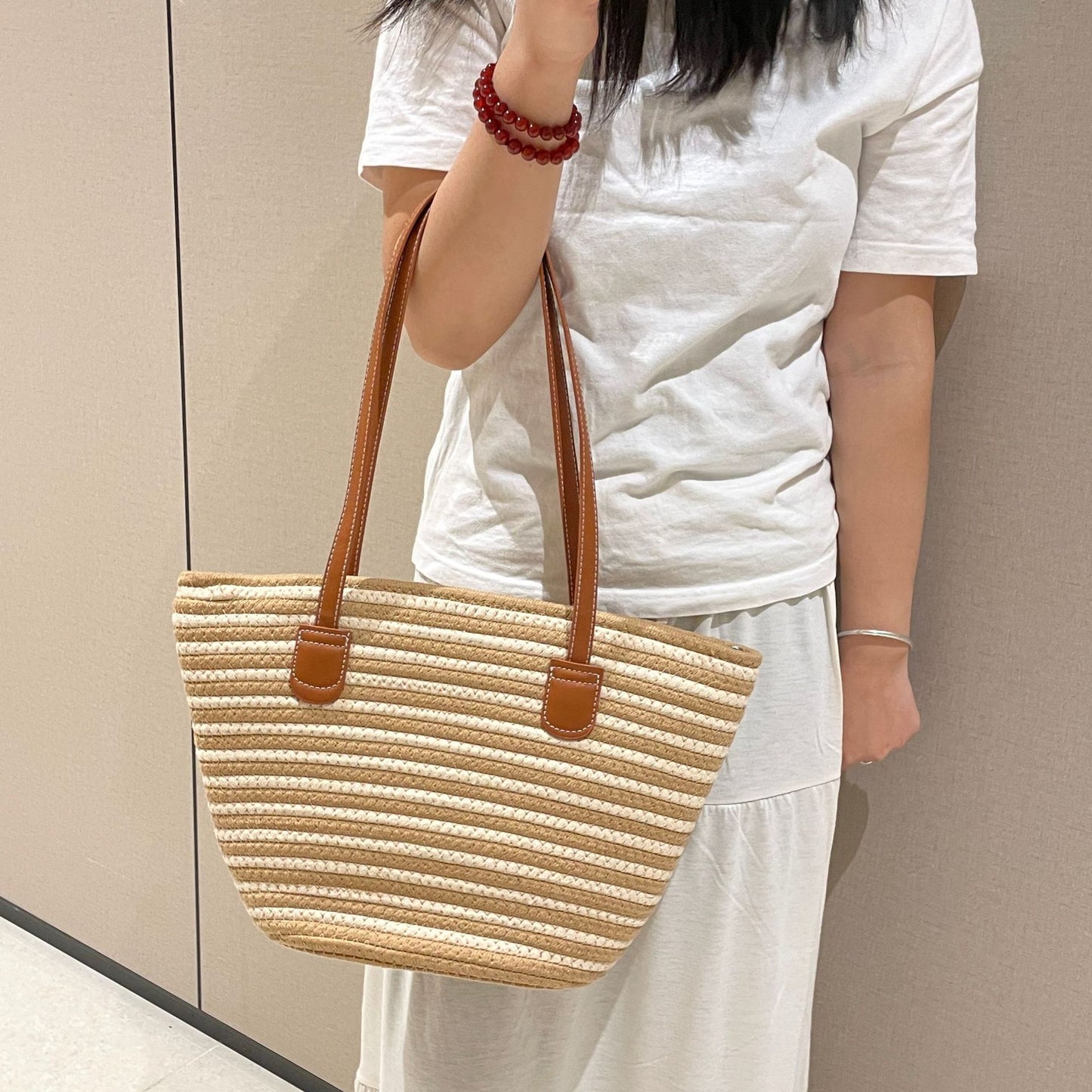 Elegante Geflochtene Tasche mit Ledergriffen Brehn