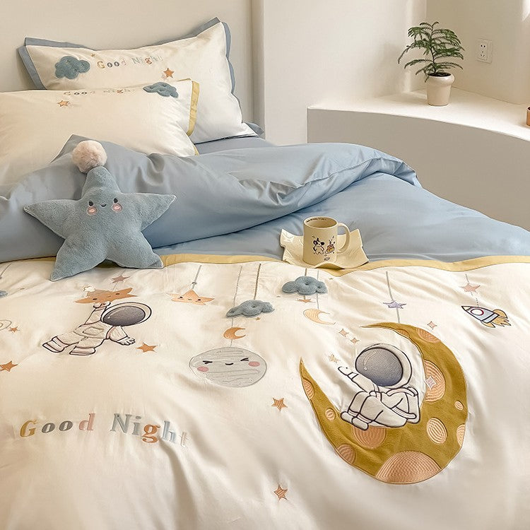Verspieltes Bettwäsche-Set aus Baumwollsatin mit applizierten Cartoon-Motiven, Volant-Rüschen und dekorativen Kissenbezügen Brehn