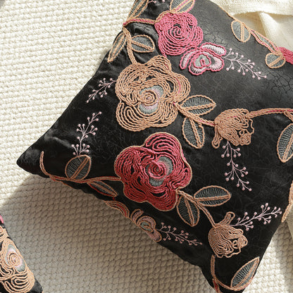 Exquisites Dekorationskissen mit floralem Stickdesign