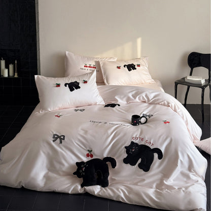 Baumwollsatin Bettbezug und Kissenbezug Set mit gestickten verspielten Katzen- und Kirschmotiven