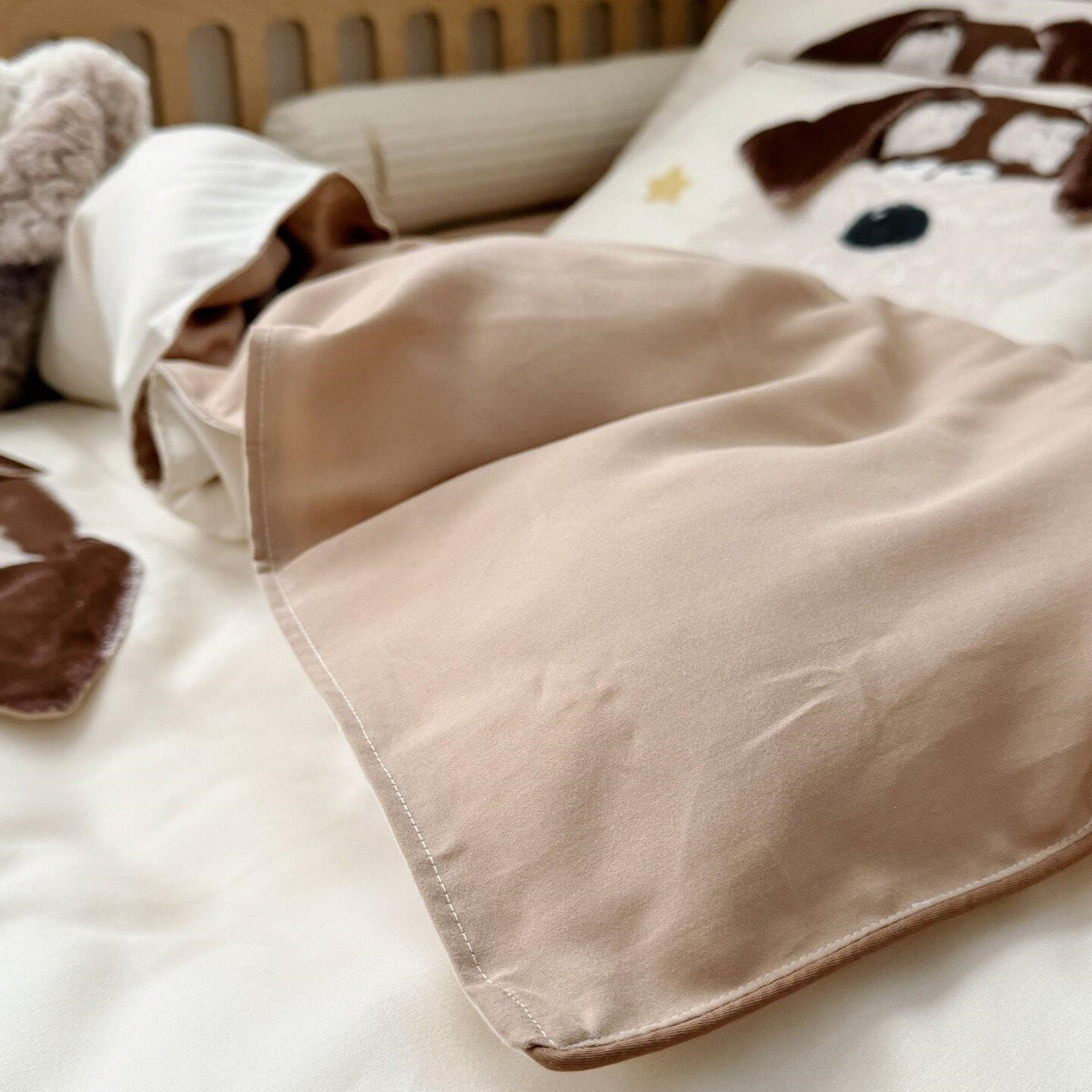 Kinder-Bettwäschegarnitur mit detailreicher Hund-Applikation, Samtbesatz und weichem Musselin