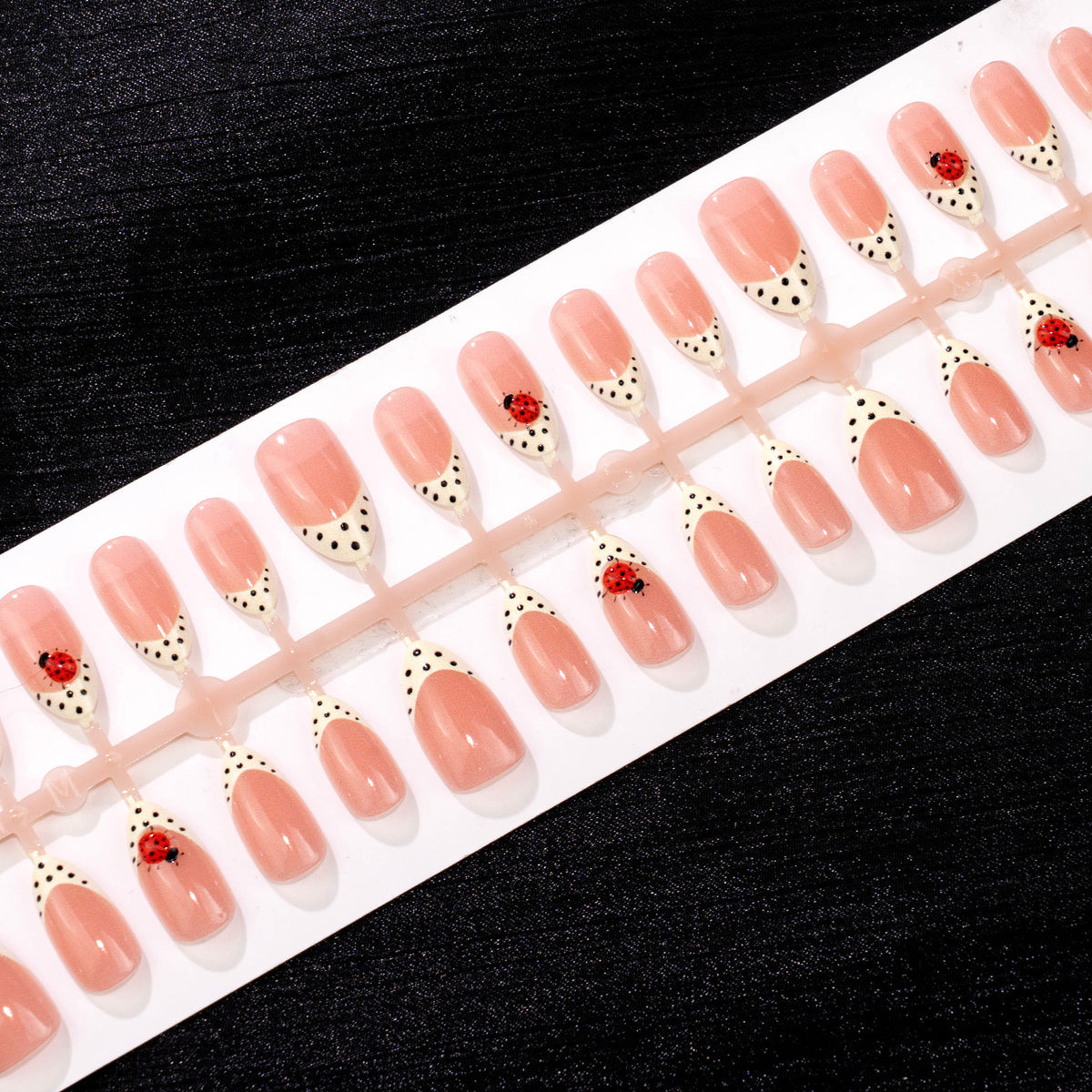 Künstlerisches Press-On Nagelset mit Marienkäfer- und Pünktchen-Design Brehn