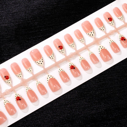 Künstlerisches Press-On Nagelset mit Marienkäfer- und Pünktchen-Design Brehn