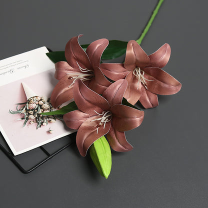 Lebensechter künstlicher Lilienstrauß