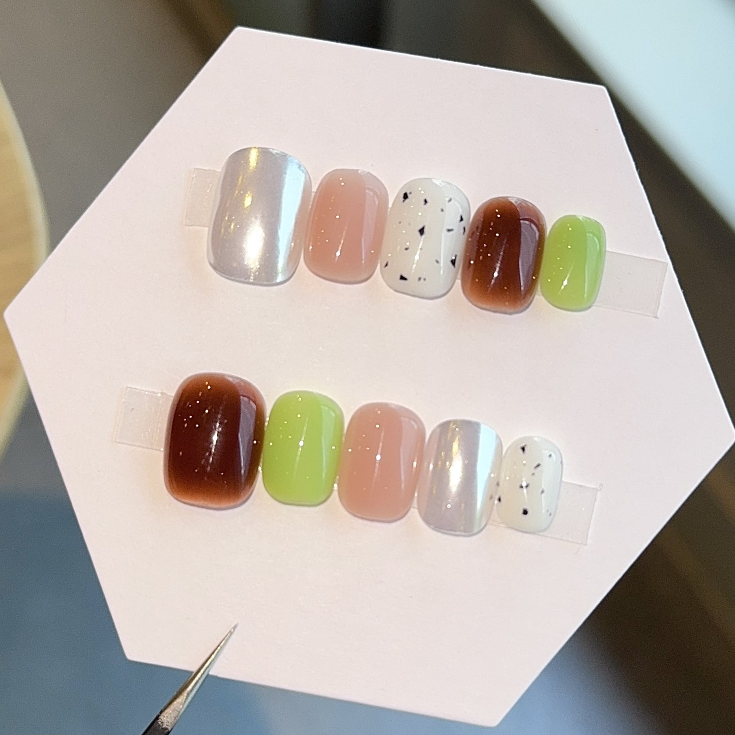 Kunstnägel mit Modernem Design und Abwechslungsreichen Akzenten Brehn