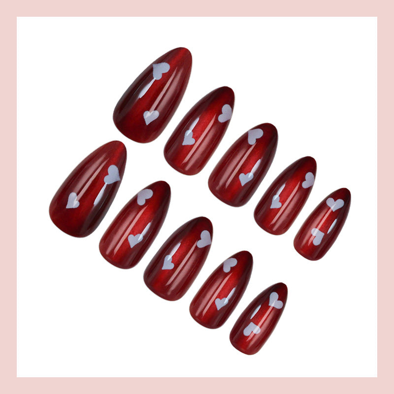 Kunstnagelset mit verspielten Herzmotiven Brehn