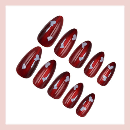 Kunstnagelset mit verspielten Herzmotiven Brehn