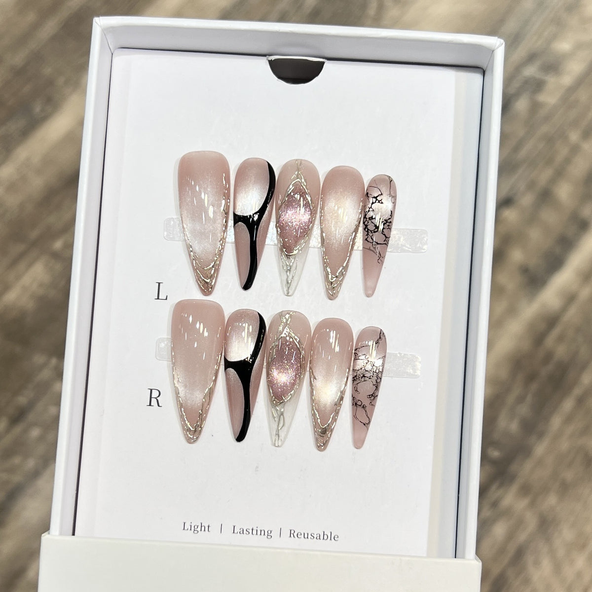 Künstlerisches Stiletto Press-On Nagelset mit einzigartigem Marmor Design Brehn